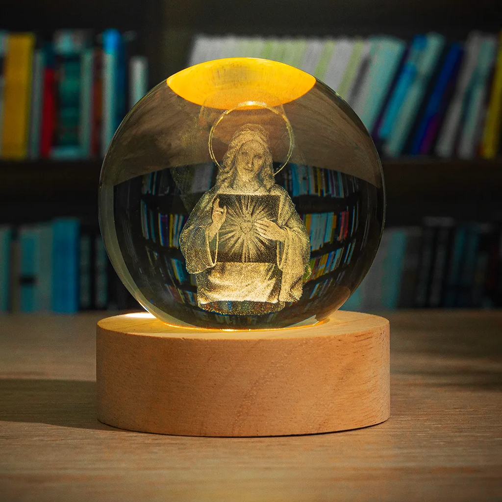 Esfera de cristal religiosa con base de madera y luz LED cálida