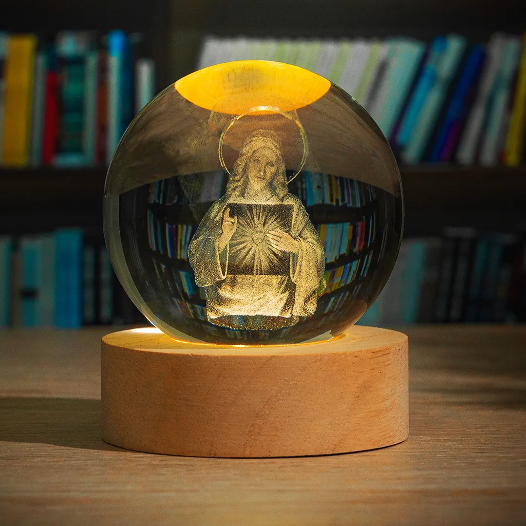 Esfera de cristal religiosa con base de madera y luz LED cálida