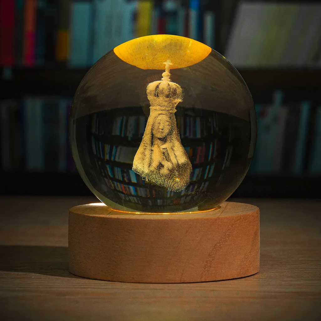 Esfera de cristal 3D con luz LED mostrando imagen sagrada grabada