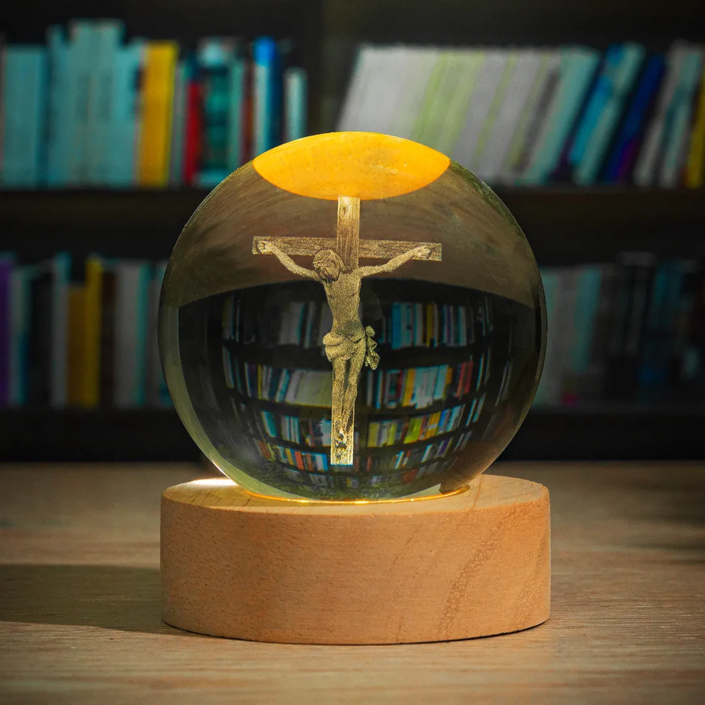 Esfera de cristal 3D con imagen de santo grabada con láser sobre base de madera