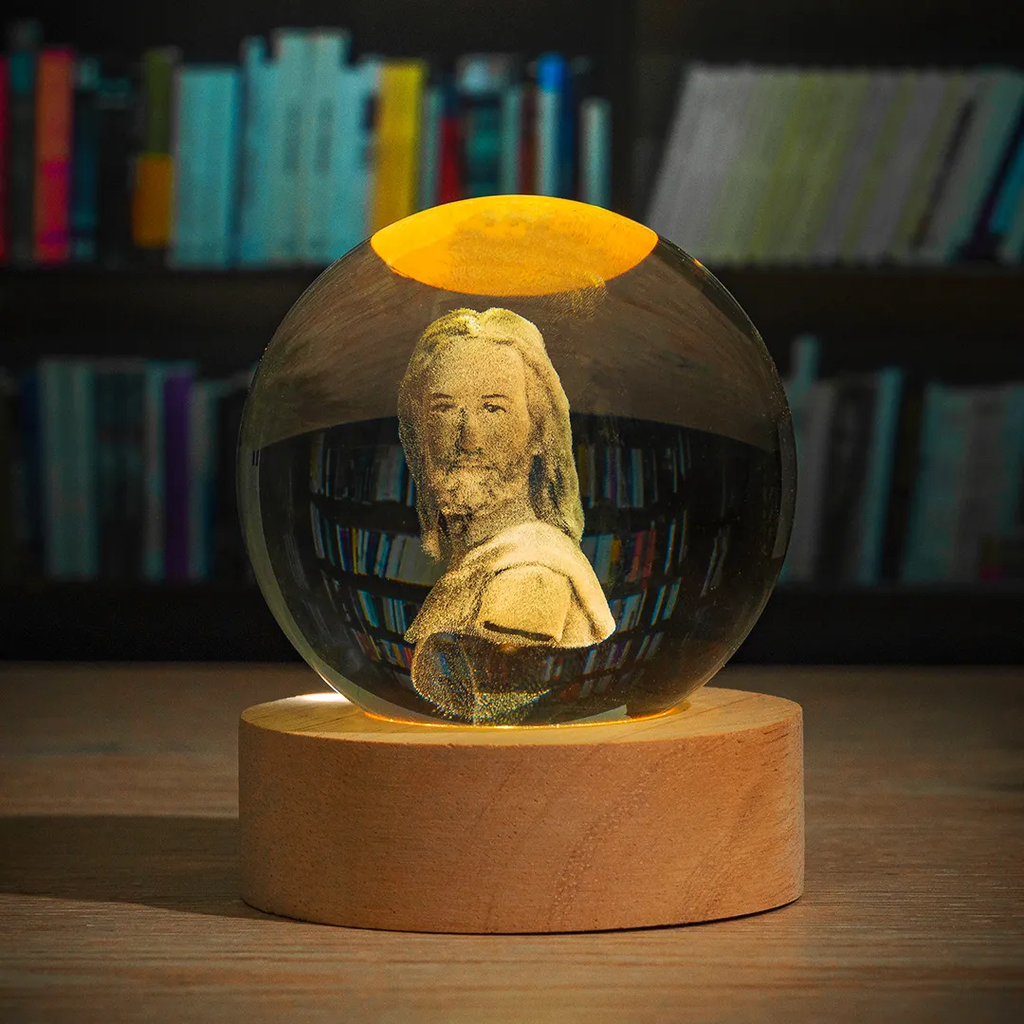 Esfera de cristal 3D con imagen sagrada iluminada en cuarto oscuro