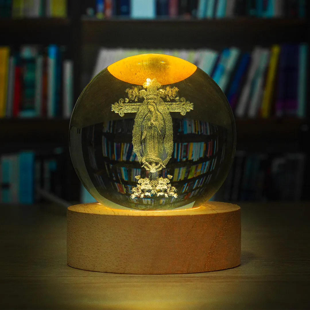 Esfera de cristal 3D iluminada con grabado láser de imagen religiosa